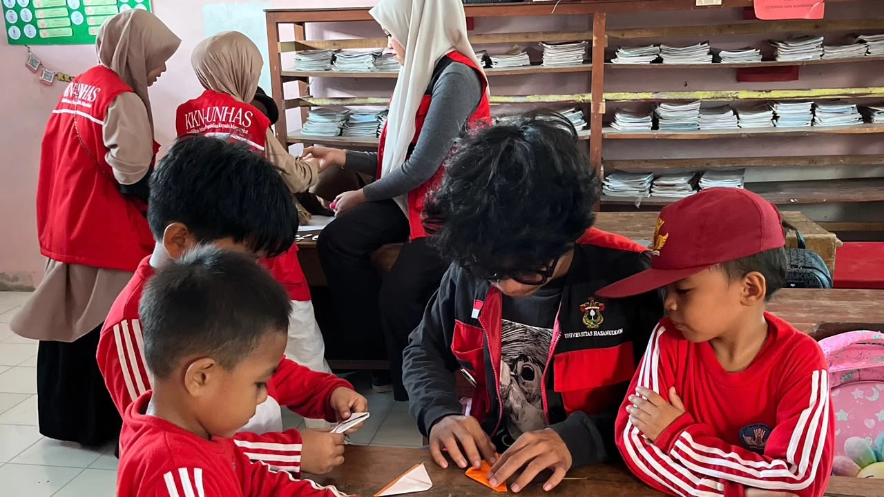 Mahasiswa KKN Tematik Inovasi Desa Universitas Hasanuddin mendampingi siswa UPT SD Negeri 4 Arawa belajar melalui Pojok Bahasa Arab Interaktif yang memadukan literasi, media visual, dan teknologi digital untuk meningkatkan minat baca serta penguasaan kosakata dasar Bahasa Arab. (Foto: Dok. Pribadi).